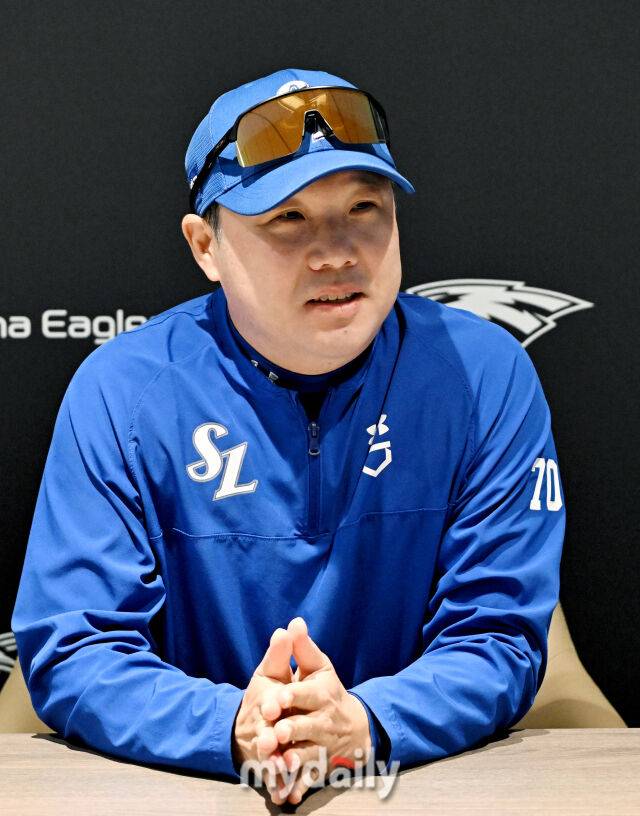 17일 오후 대전광역시 중구 대전 한화생명볼파크에서 진행되는 '2025 프로야구 KBO리그 포스트시즌' 플레이오프(PO) 1차전 한화이글스와 삼성라이온즈의 경기. 삼성 박진만 감독이 인터뷰를 갖고 있다./마이데일리