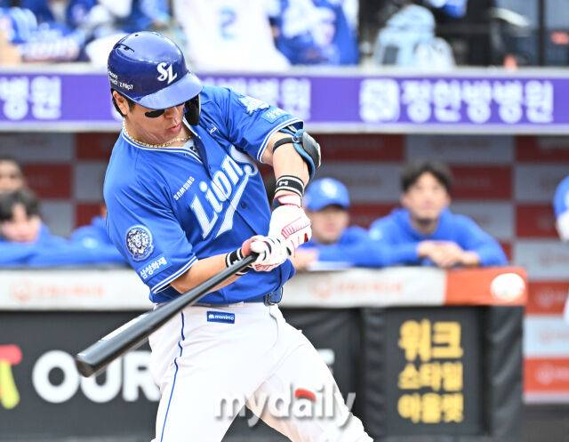 18일 오후 대전광역시 중구 대전 한화생명볼파크에서 진행된 '2025 프로야구 KBO리그 포스트시즌' 플레이오프(PO) 1차전 한화이글스와 삼성라이온즈의 경기. 삼성 강민호가 2회초 1사 3루서 1타점 희생타를 치고 있다./대전 = 송일섭 기자