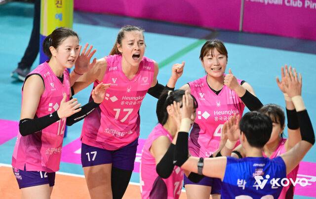 흥국생명이 18일 안방에서 열린 2025-2026시즌 V-리그 개막전에서 승수를 쌓았다./KOVO