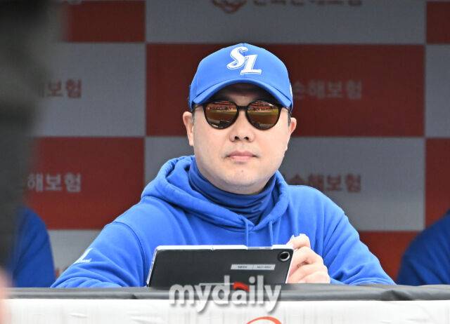 18일 오후 대전광역시 중구 대전 한화생명볼파크에서 진행된 '2025 프로야구 KBO리그 포스트시즌' 플레이오프(PO) 1차전 한화이글스와 삼성라이온즈의 경기. 삼성 박진만 감독이 선수들을 지켜보고 있다./대전 = 송일섭 기자