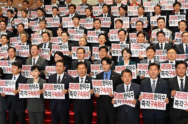 정청래 더불어민주당 대표와 김병기 원내대표를 비롯한 민주당 의원들이 14일 서울 여의도 국회 로텐더홀에서 12·3 비상계엄 사태와 관련해 한덕수 전 국무총리 등 윤석열 정부 국무위원 내란공모 규탄 기자회견을 하는 모습. 이 자리에서 민주당 의원들은 한 전 총리 등에 대한 구속 수사와 처벌 등을 촉구했다. 이상섭 기자