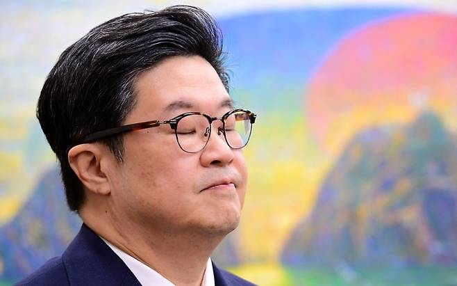 김병주 MBK파트너스 회장이 14일 서울 여의도 국회에서 열린 정무위원회의 공정거래위원회 등에 대한 국정감사에 증인으로 출석해 의원들의 질문에 답변하고 있다. 이상섭 기자