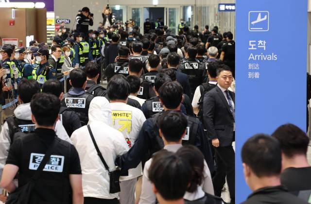 한캄보디아 온라인 사기에 가담해 구금된 한국인들이 18일 오전 인천국제공항 제2터미널을 통해 송환되고 있다. 이날 송환에는 경찰 호송조 190여명이 투입됐다.연합뉴스