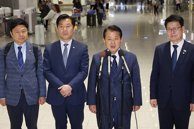 김병주 더불어민주당 최고위원(오른쪽에서 두번째)을 단장으로 한 재외국민안전대책단이 한국인 납치 및 구금 사태에 대응하기 위해 10월15일 인천국제공항을 통해 캄보디아로 출국하기에 앞서 발언을 하고 있다. ⓒ연합뉴스