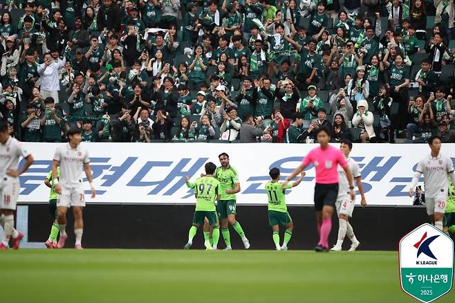 전북 현대 콤파뇨가 18일 전주월드컵경기장에서 열린 수원FC전 득점 이후 기뻐하고 있다. /사진=한국프로축구연맹 제공