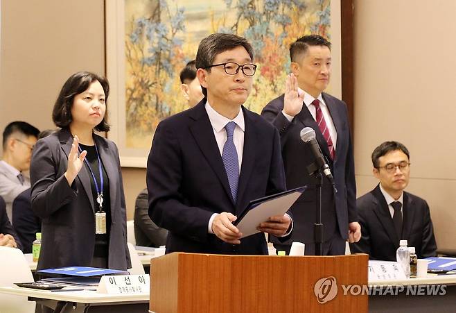 주일 한국대사관 국정감사서 선서하는 주일대사 (도쿄=연합뉴스) 박상현 특파원 = 이혁 주일 한국대사가 18일 일본 도쿄 주일 한국대사관에서 열린 국회 외교통일위원회 국정감사에서 선서하고 있다. 2025.10.18 psh59@yna.co.kr