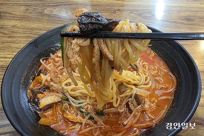 얇은 면발이 채소, 고기와 어우러져 먹기 좋은 한 입이 완성됐다. /황성규기자 homerun@kyeongin.com