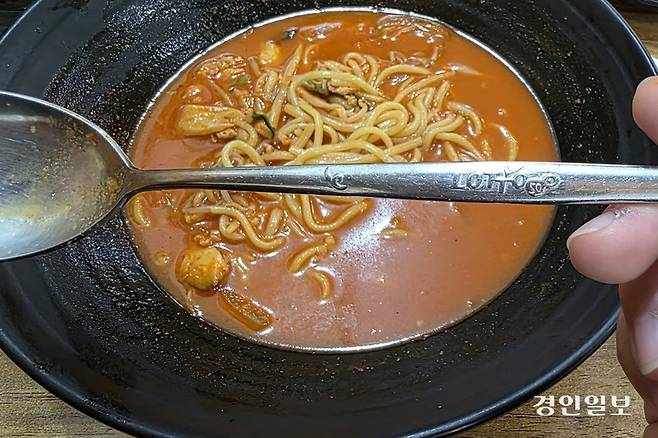 숟가락에서 발견된 희망의 다섯 글자 LOTTO. /황성규기자 homerun@kyeongin.com