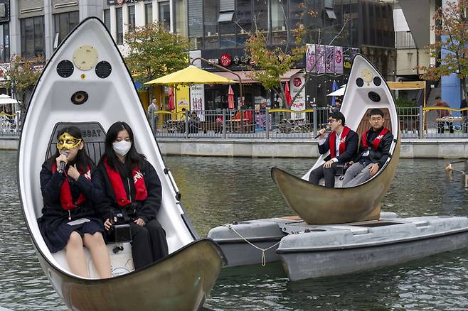 김포한강공원 라베니체 수변에서 수상보트를 즐기고 있는 시민들의 모습. 사진=김포시청