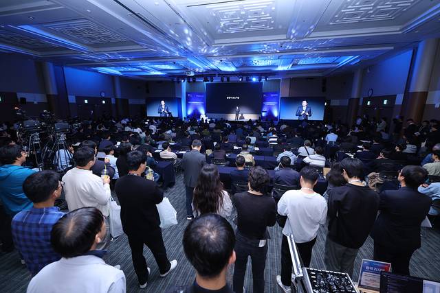 지난해 미래혁신기술박람회 콘퍼런스를 찾은 일부 관람객들이 선 채 기조연설을 듣고 있다. 대구일보 DB