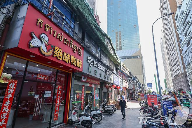 19일(현지시간) 캄보디아 프놈펜 한 거리 상가에 중국어와 크메르어가 혼재된 간판들이 붙어 있다. 2025.10.19/뉴스1 ⓒ News1 김도우 기자