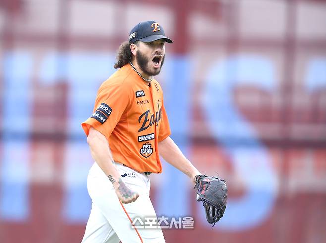 한화 선발투수 폰세가 18일 대전 한화생명볼파크에서 열린 2025 KBO 포스트시즌 플레이오프 1차전 삼성과 경기 1회초 2사 상대 구자욱을 삼진처리 후 환호하고 있다. 대전 | 최승섭기자 thunder@sportsseoul.com
