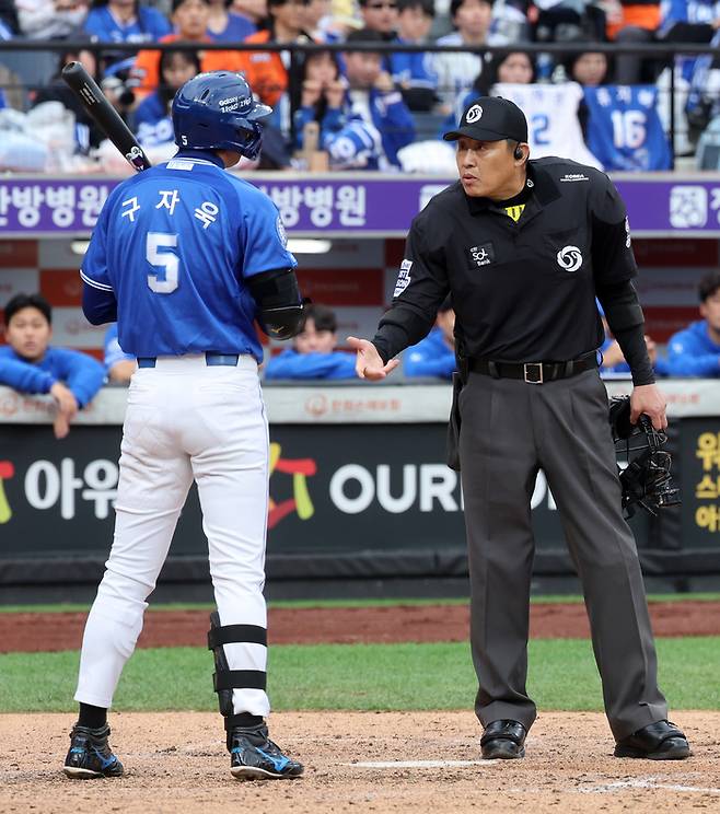삼성 구자욱이 18일 대전 한화생명 볼파크에서 열린 2025 KBO 플레이오프 1차전 한화와 경기 3회초 무사 1,3루 상황에서 주심에게 주의를 받고 있다. 사진 | 대전=연합뉴스