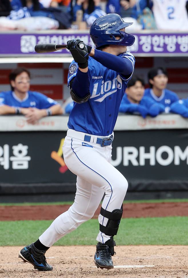 삼성 구자욱이 18일 대전 한화생명볼파크에서 열린 2025 KBO 플레이오프 1차전 한화와 경기에서 3회초 희생플라이를 치고 있다. 사진 | 대전=연합뉴스