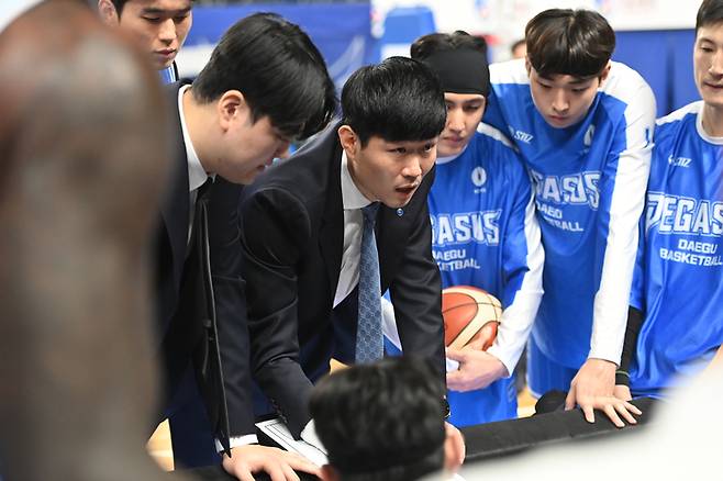 가스공사 강혁 감독이 선수들에게 작전 지시를 하고 있다. 사진 | KBL