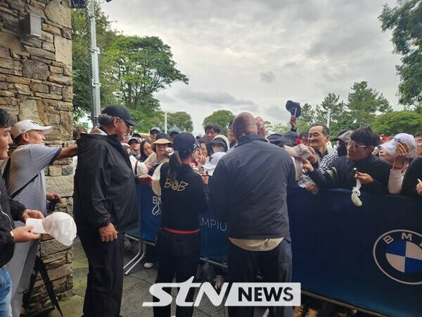 18일 전남 해남군 파인비치 골프링크스(파72)에서 열린 미국여자프로골프(LPGA) 투어 BMW 레이디스 챔피언십(총상금 230만 달러) 3라운드에 나선 김세영인 라운드를 마치고 갤러리 팬들에게 사인해주고 있는 김세영. /사진=BMW 레이디스 챔피언십 대회 조직위원회