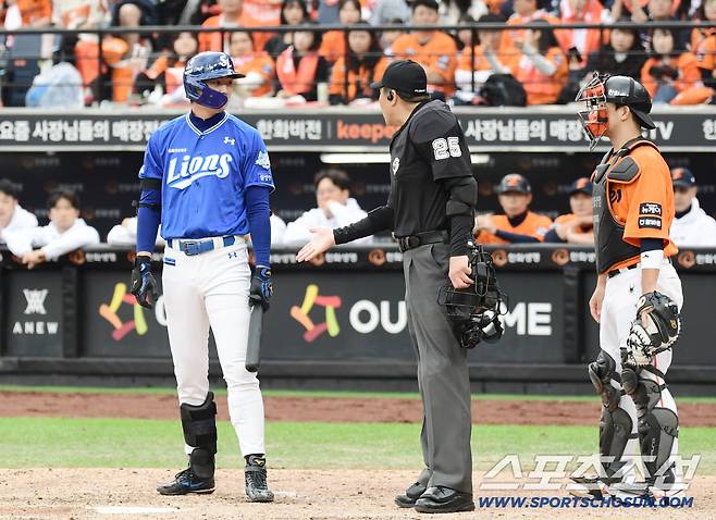 한화 폰세의 투구에 불만을 나타내는 삼성 구자욱.