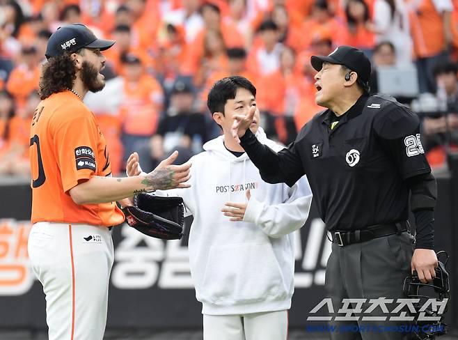 주심에게 주의를 받고 있는 폰세.