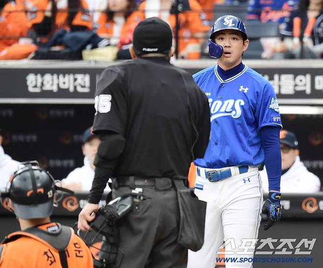 18일 대전 한화생명볼파크에서 열린 삼성과 한화의 PO 1차전. 3회초 무사 1, 3루. 한화 폰세의 투구에 불만을 나타내는 삼성 구자욱. 대전=송정헌 기자songs@sportschosun.com/2025.10.18/