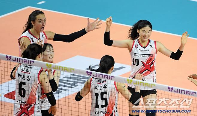 18일 인천 삼산월드체육관 열린 V리그 흥국생명과 정관장의 경기. 정관장 자네테, 박혜민이 득점 후 환호하고 있다. 인천=박재만 기자 pjm@sportschosun.com/2025.10.18/