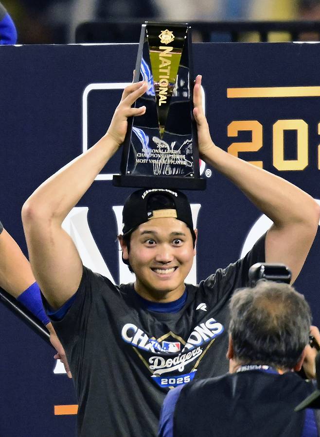 LA 다저스 오타니 쇼헤이가 내셔널리그 챔피언십시리즈 MVP 트로피를 들어올리며 익살스러운 표정을 짓고 있다. UPI연합뉴스