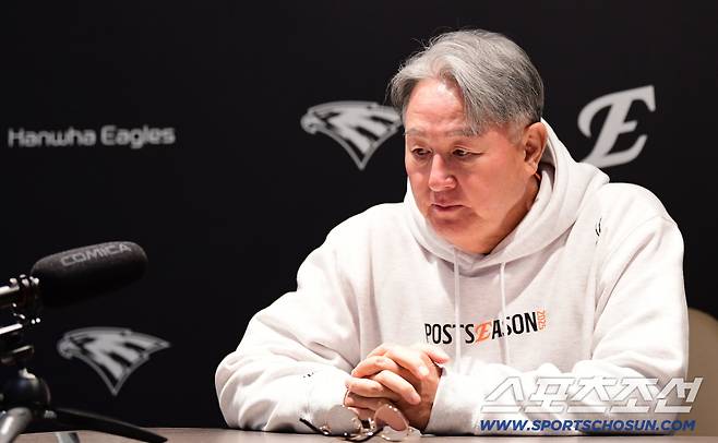 19일 대전 한화생명볼파크에서 열린 삼성과 한화의 PO 2차전. 인터뷰하고 있는 한화 김경문 감독. 대전=송정헌 기자songs@sportschosun.com/2025.10.19/