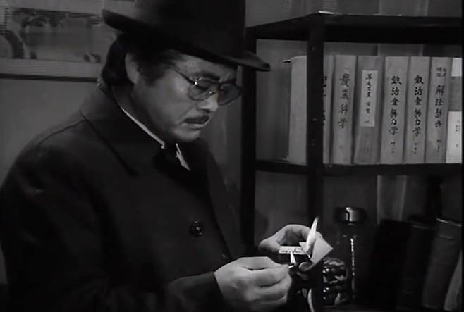 1990~1993년 성시백을 모델로 제작된 7부작 역사·첩보영화 ‘붉은 단풍잎’의 한 장면. 주인공 이름은 성시백이 가명으로 사용한 정향명에서 따온 '정항명'이다. /유튜브 캡처