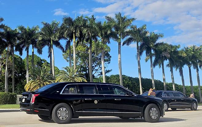 도널드 트럼프 미국 대통령이 18일(현지 시각) 한국의 4대 그룹 총수 등 아시아 기업 대표들과 플로리다주 웨스트팜비치에 있는 자신의 골프장 '트럼프 인터내셔널 골프 클럽'에서 라운드를 마치고 나오는 모습. 차량 뒷좌석에 트럼프 대통령이 평소 골프 경기 때 즐겨 쓰는 흰색 모자를 쓴 인물이 눈에 띈다. /연합뉴스