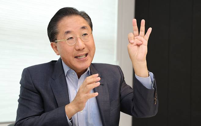 이남우 한국기업거버넌스포럼 회장은 "중국과 경쟁하려면 큰 자본이 필요하고, 한국 자본시장 덩치를 더 키워야 한다"고 강조한다. 한국기업거버넌스포럼은 자본시장 전문가들이 6년 전 "시장경제 원칙에 입각해 제대로 된 자본주의를 해보자"고 만든 단체이다. / 고운호 기자