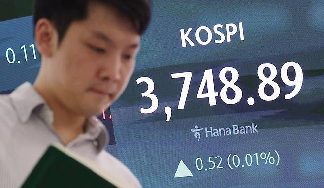 17일 오후 서울 중구 하나은행 딜링룸 전광판에 종가 기준 사상 최고가를 경신한 코스피 지수가 나타나고 있다. /뉴스1