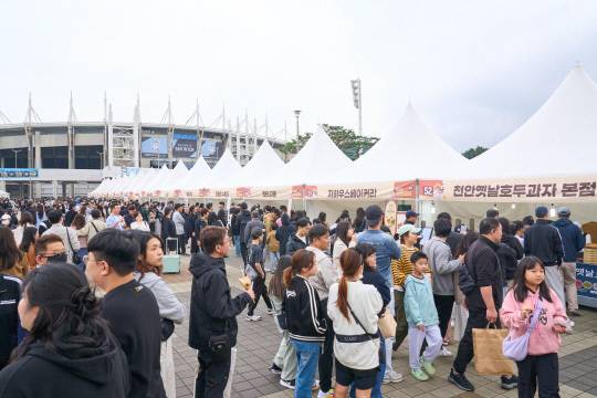 18일 2025 빵빵데이 천안이 열린 천안종합운동장에 마련된 천안 빵 부스에 천안시민과 방문객들로 붐비고 있다. 천안시 제공