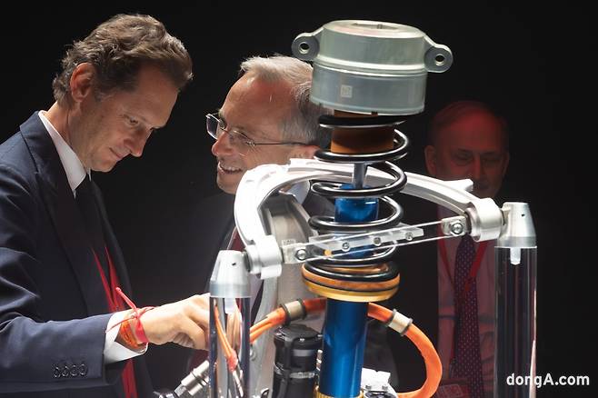 (왼쪽부터)존 엘칸 페라리 회장과 베네데토 비냐 페라리 CEO.