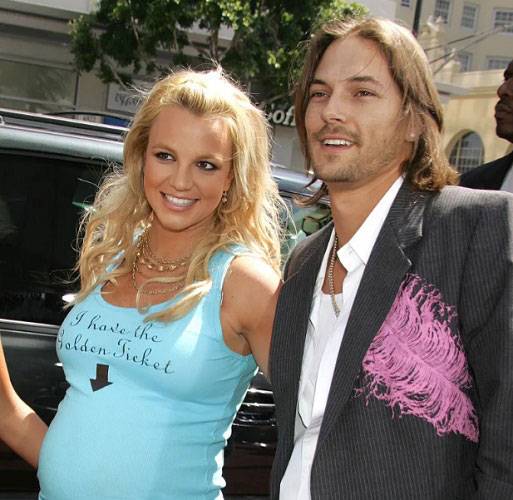 브리트니 스피어스가 임신했을 때 전남편 케빈 페더라인(오른쪽)과 함께 있는 모습./사진=더선