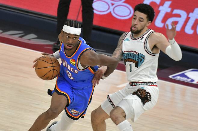 <yonhap photo-3725=""> Oklahoma City Thunder guard Shai Gilgeous-Alexander (2) handles the ball against Memphis Grizzlies guard Scotty Pippen Jr. (1) in the second half of Game 3 of an NBA first-round playoff series Thursday, April 24, 2025, in Memphis, Tenn. (AP Photo/Brandon Dill)/2025-04-25 12:54:05/ <저작권자 ⓒ 1980-2025 ㈜연합뉴스. 무단 전재 재배포 금지, AI 학습 및 활용 금지></yonhap>