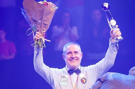 프레드릭 쿠드롱이 19일 새벽(한국시간) 벨기에 앤트워프에서 열린 제77회 세계3쿠션선수권 결승에서 ‘벨기에 동료’ 에디 멕스를 50:47로 물리치고 우승했다. 시상식에서 기뻐하는 쿠드롱. (사진=SOOP)