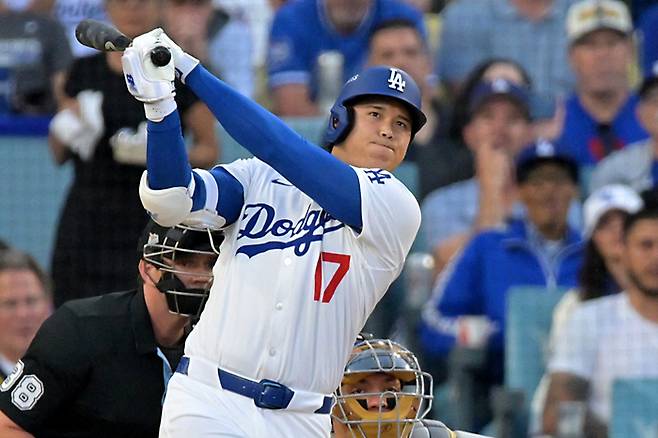 Oct 18, 2025; Los Angeles, California, USA; Los Angeles Dodgers two-way player Shohei Ohtani (17) hits a solo home run during the first inning of game five of the NLCS in the 2025 MLB playoffs against the Milwaukee Brewers at Dodger Stadium. Mandatory Credit: Jayne Kamin-Oncea-Imagn Images
<Copyright (c) Yonhap News Agency prohibits its content from being redistributed or reprinted without consent, and forbids the content from being learned and used by artificial intelligence systems.>