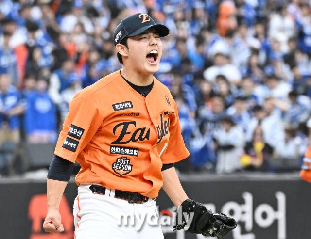 18일 오후 대전광역시 중구 대전 한화생명볼파크에서 진행된 '2025 프로야구 KBO리그 포스트시즌' 플레이오프(PO) 1차전 한화이글스와 삼성라이온즈의 경기 한화 문동주가 7회초를 삼자범퇴로 막은 뒤 포효하고 있다./대전 = 송일섭 기자