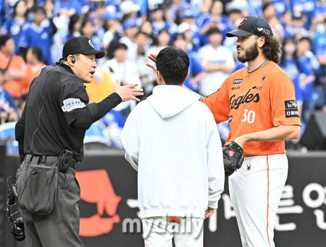 18일 오후 대전광역시 중구 대전 한화생명볼파크에서 진행된 '2025 프로야구 KBO리그 포스트시즌' 플레이오프(PO) 1차전 한화이글스와 삼성라이온즈의 경기. 박기택 구심이 폰세에게 주의를 주고 있다./대전 = 송일섭 기자
