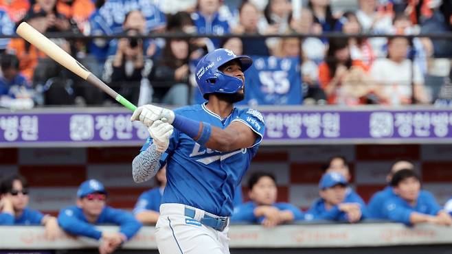 19일 대전 한화생명 볼파크에서 열린 2025 프로야구 KBO 리그 포스트 시즌 플레이오프 2차전 삼성 라이온즈와 한화 이글스의 경기. 4회초 2사 1, 3루에서 삼성 디아즈가 1타점 2루타를 치고 있다. 연합뉴스