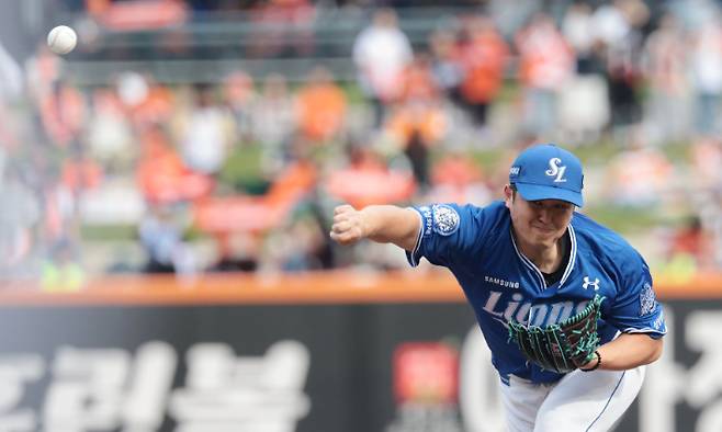 '혼신의 역투' 19일 대전 한화생명 볼파크에서 열린 2025 프로야구 KBO리그 포스트 시즌 플레이오프 2차전 삼성 라이온즈와 한화 이글스의 경기. 삼성 선발 투수 최원태가 힘껏 공을 던지고 있다. 연합뉴스