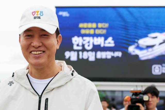 ▲오세훈 서울시장이 한강버스가 정식 운항을 시작한 18일 서울 여의도 선착장에서 열린 한강버스 정식 운항 기념 시승식에 참석해 있다. ⓒ연합뉴스