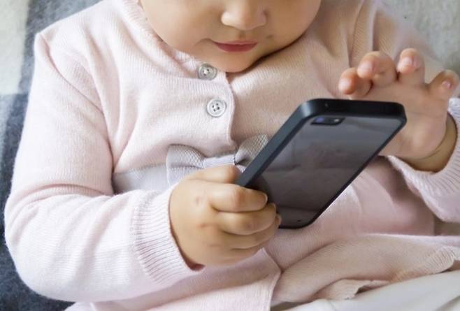 취학 전 유아기에 형성된 영상 미디어 사용 습관이 초등학교 학업 성취도에 장기적인 영향을 미칠 수 있다는 연구 결과가 나왔다. 아이클릭아트