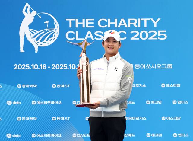 최승빈이 19일 더채리티클래식 우승 뒤 트로피를 들고 있다. 사진 제공=KPGA