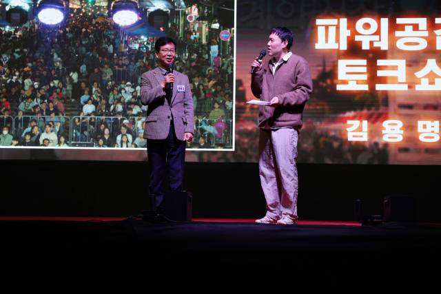 박병규(왼쪽) 광산구청장이 지난 18일 광주 광산구 월곡 목련로 일대에서 열린 2025 광산세계야시장 축제 프로그램 중 하나인 ‘파워공감 토크쇼’에서 개그맨 김용명과 토크쇼를 진행하고 있다. 사진 제공=광주 광산구