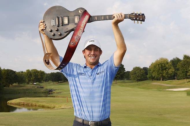 잭 보쇼가 지난 9월 열린 콘페리 투어 시몬스 뱅크 오픈에서 우승한 뒤 트로피를 들어보이고 있다. 게티이미지코리아
