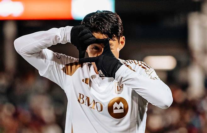 ▲ 손흥민 발을 떠난 공은 콜로라도 골대 상단 구석을 스치며 네트를 흔들었다. 현지 중계진은 “레이저 같은 피니시”라며 엄지를 치켜세웠고 MLS 사무국 역시 "왼발로 엄청난 마무리 능력을 뽐냈다" 찬사를 아끼지 않았다. ⓒ LAFC