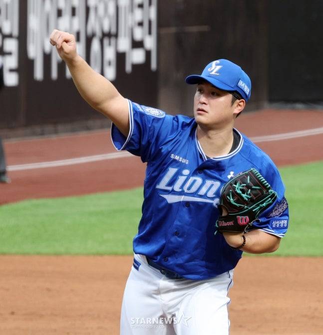 삼성 최원태가 19일 대전 한화생명 볼파크에서 열린 2025 KBO 플레이오프 2차전에서 역투하고 있다. /사진=강영조 선임기자