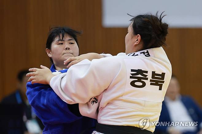 전국체전 나선 김하윤 (부산=연합뉴스) 신현우 기자 = 18일 부산 부경대학교 대연캠퍼스체육관에서 열린 제106회 전국체육대회 유도 여자 일반부 78kg 이상급 16강에서 김하윤(안산시청)이 장유경(충북도청)을 상대하고 있다. 2025.10.18 nowwego@yna.co.kr