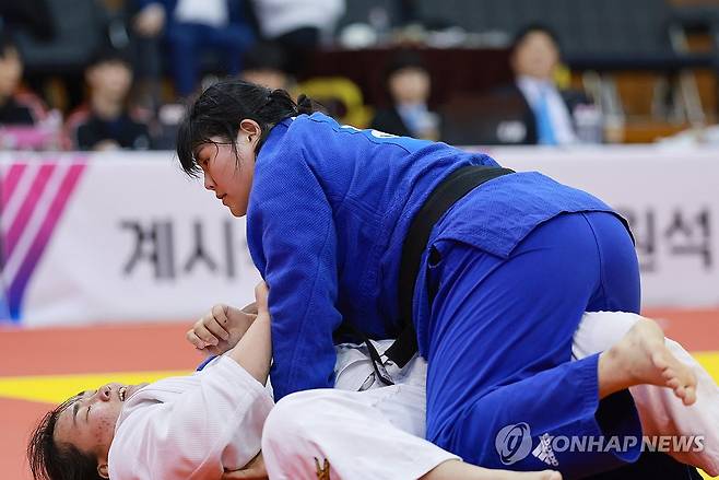 전국체전 나선 김하윤 (부산=연합뉴스) 신현우 기자 = 18일 부산 부경대학교 대연캠퍼스체육관에서 열린 제106회 전국체육대회 유도 여자 일반부 78kg 이상급 16강에서 김하윤(안산시청)이 장유경(충북도청)을 상대하고 있다. 2025.10.18 nowwego@yna.co.kr