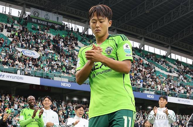 이승우, 댄스 세리머니 (전주=연합뉴스) 나보배 기자 = 18일 전북 전주월드컵경기장에서 열린 2025 하나은행 K리그1 2025 풀리그 마지막 33라운드 경기에서 전북 현대가 수원 FC에 2대 0으로 이긴 후 10번째 우승별을 땄다. 우승을 확정한 뒤 이승우 선수가 춤을 추며 환호하고 있다. 2025.10.18 warm@yna.co.kr